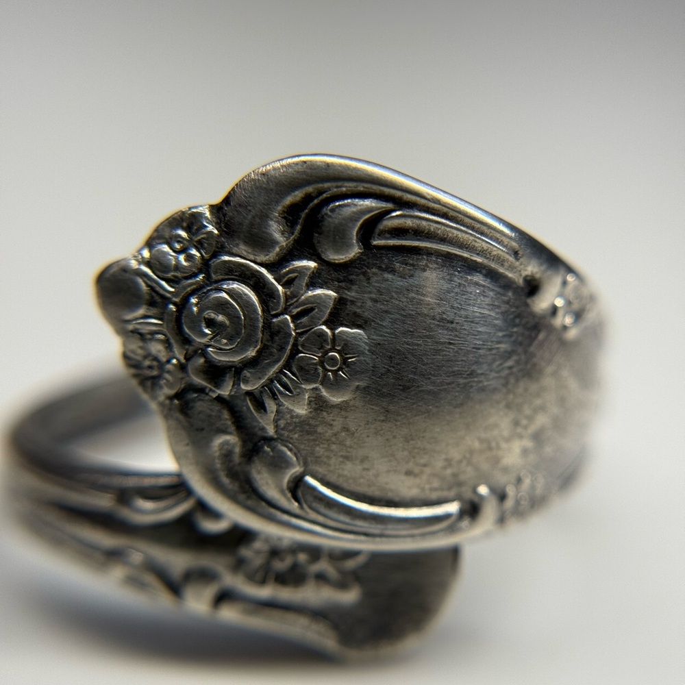 Vintage Spoon Ring Wm A Rogers Oneida Silverplate Floral Rose Pattern - Picture 6 of 7